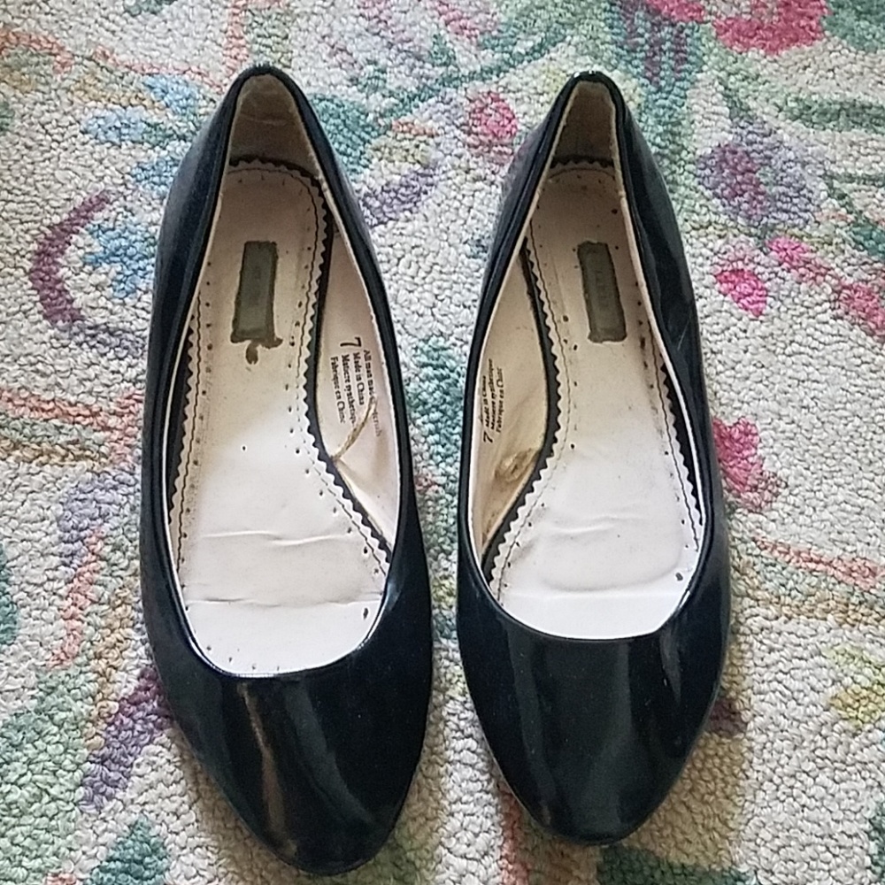 🌼Urban Outfitters Patent Leather Flats - Picture 2 of 3
